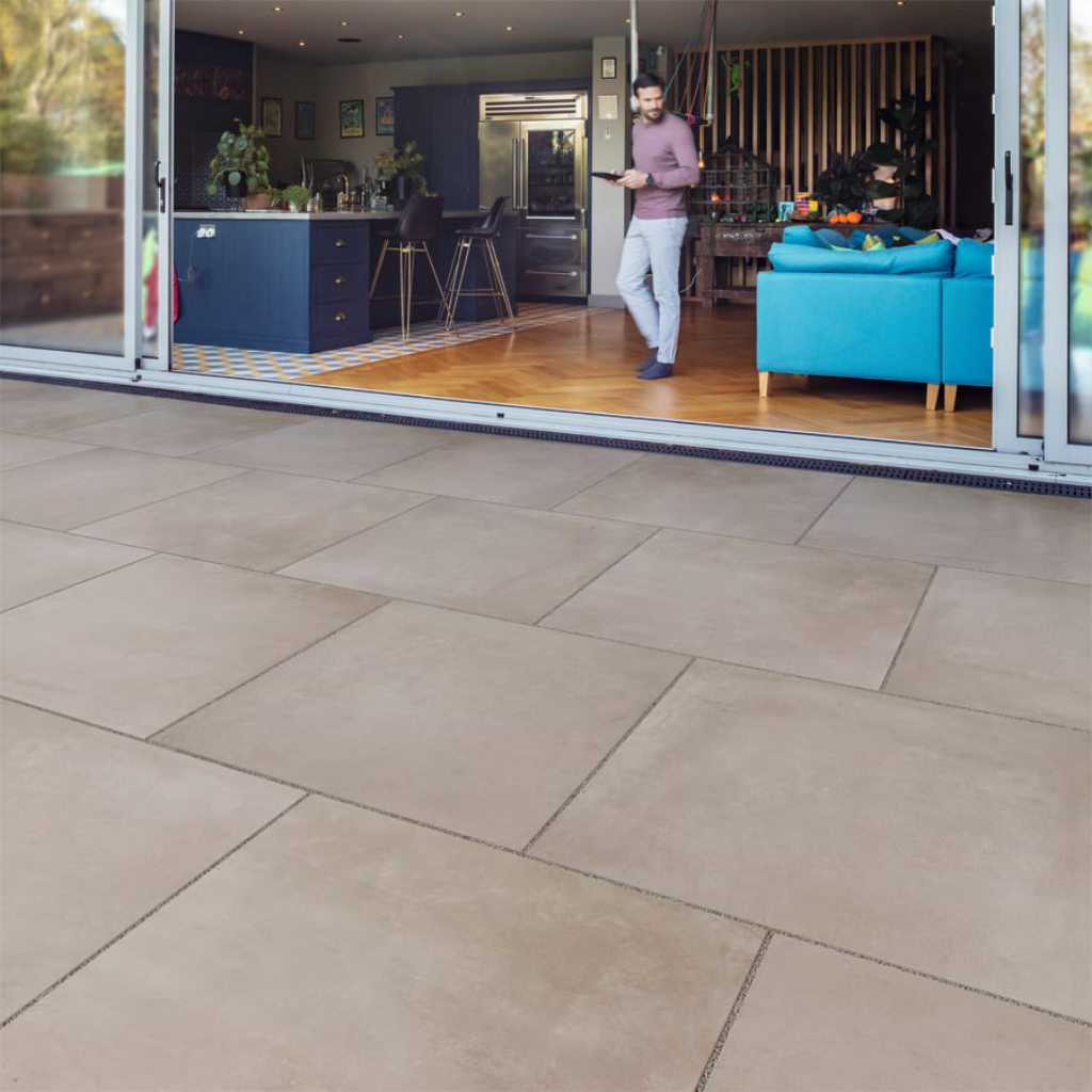 How To Lay Patio Slabs (Simple Guide) pavingsuperstore.co.uk