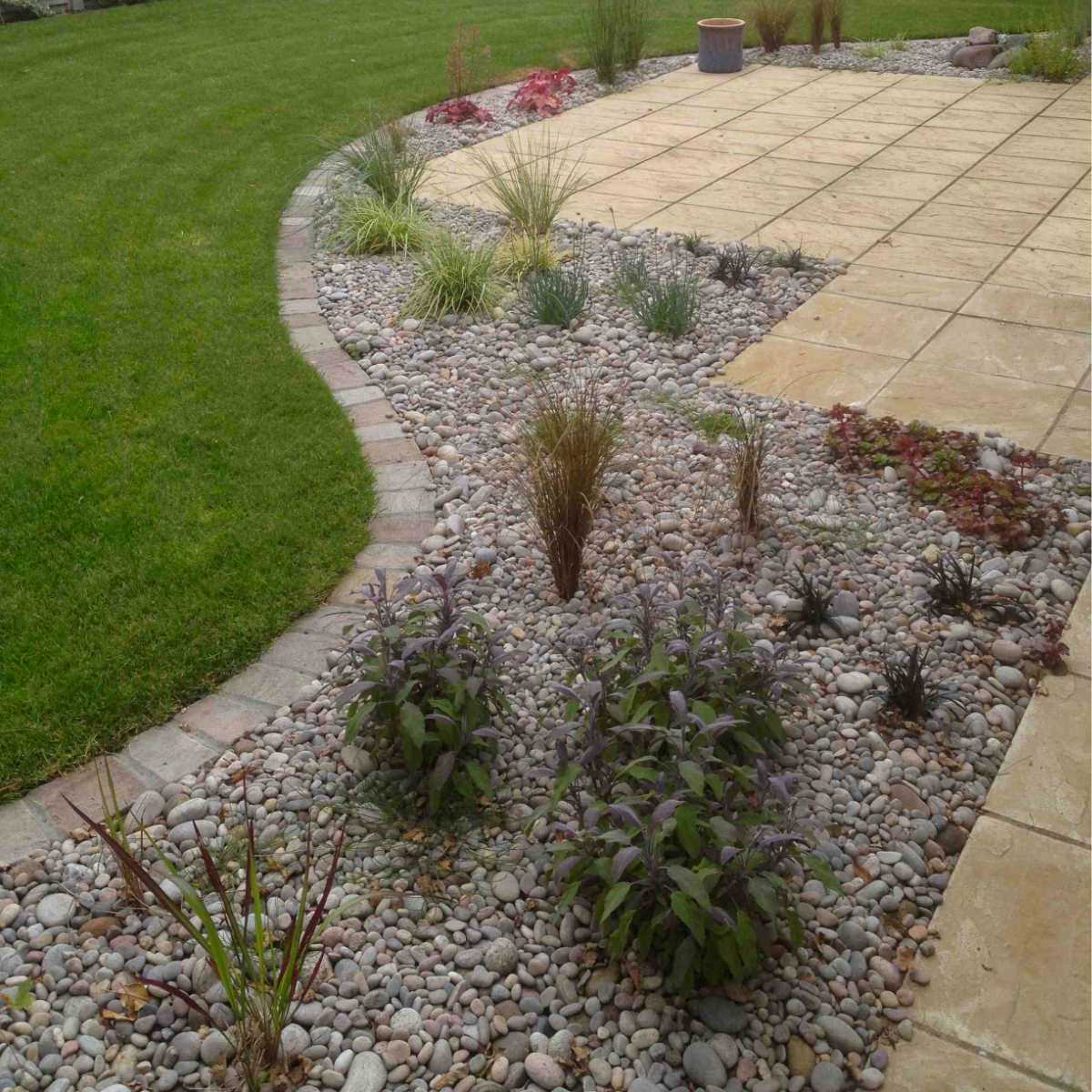 Keep your Lawn Edge Tidy with a Cobble Sett Border